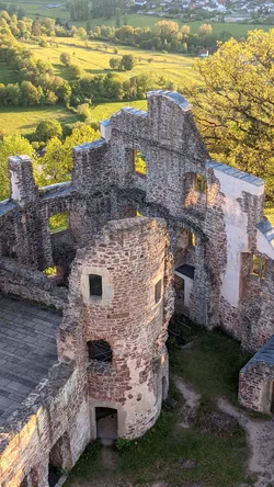 Reste der Burgruine Schwarzenfels mit Blick ins grüne Tal