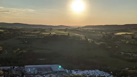Sonnenuntergang über dem Tal, Dunst liegt über der Landschaft