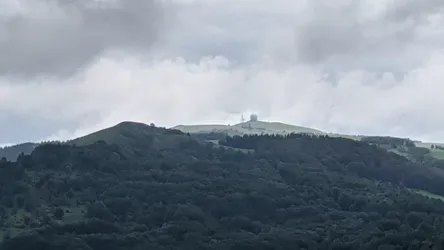 Blick vom Wachtküppel hinüber zur Wasserkuppe mit der Radarkuppel am Gipfel
