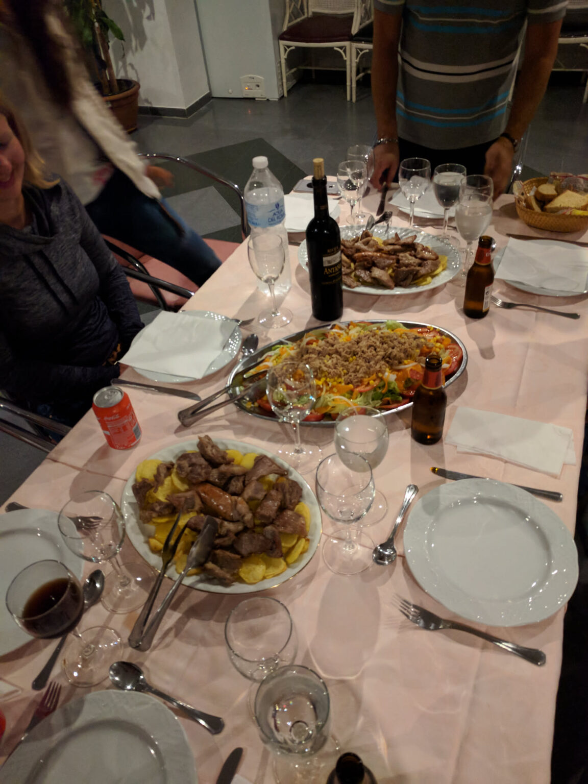 Gedeckter Abendtisch mit mehreren Gerichten, Wein und Wasser nach dem langen Reittag